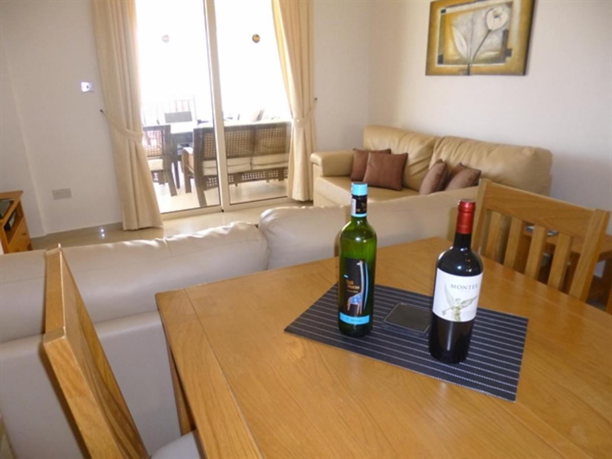 First Floor 2 Bedroom Apartment, Large Balcony, Amazing Sea Views, Communal Pool Peyia Exterior photo