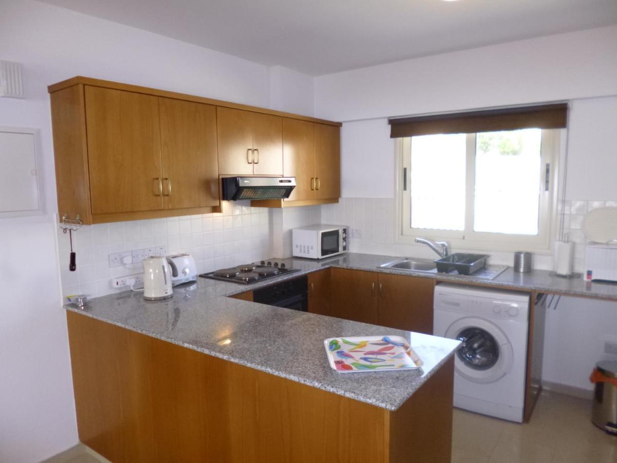 First Floor 2 Bedroom Apartment, Large Balcony, Amazing Sea Views, Communal Pool Peyia Exterior photo