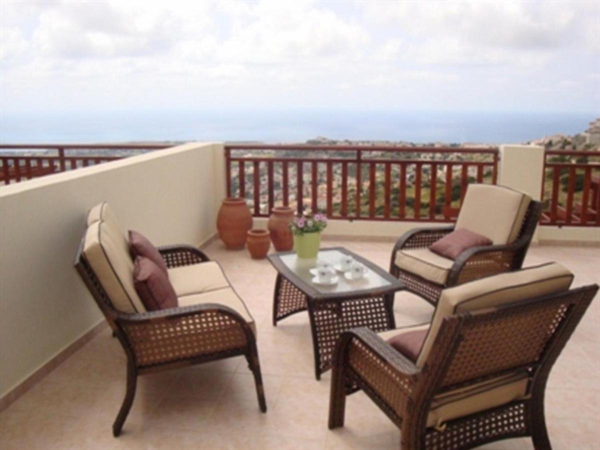 First Floor 2 Bedroom Apartment, Large Balcony, Amazing Sea Views, Communal Pool Peyia Exterior photo